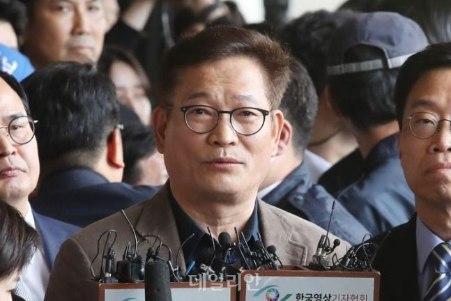 전당대회 돈봉투 의혹을 받고 있는 송영길 더불어민주당 전 대표가 지난 2일 서울 서초구 서울중앙지방검찰청에서 자진 출석이 거부되자 입장을 밝히고 있다. ⓒ데일리안 김민호 기자