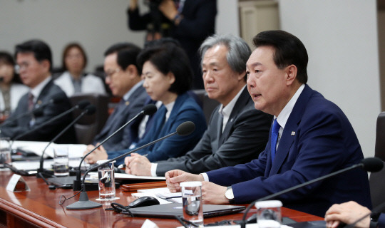 윤석열 대통령이 11일 서울 용산 대통령실 청사에서 열린 코로나19 중앙재난안전대책본부 회의에서 모두발언하고 있다. 대통령실통신사진기자단=연합뉴스