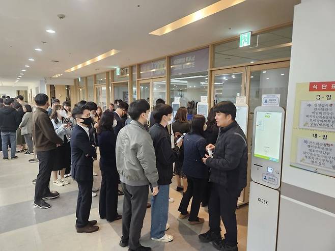 전라북도청 직원들이 비플식권의 모바일 식대 포인트 서비스를 이용해 점심 식권을 구매하고 있다. 비즈플레이 제공