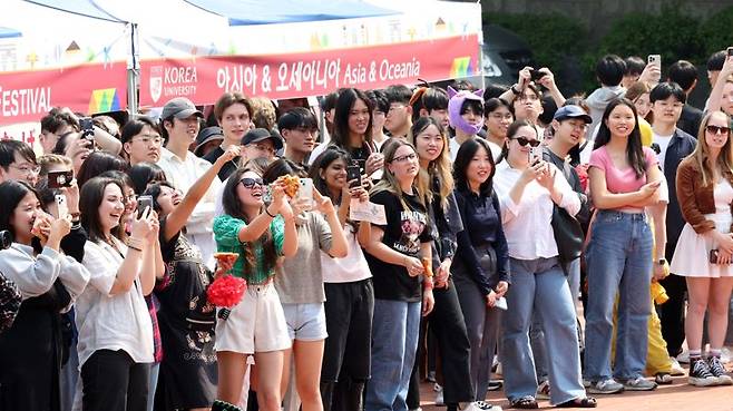 11일 서울 성북구 고려대학교 민주광장에서 열린 '2023 외국인학생 축제'에서 외국인 학생들이 축제를 즐기고 있다. 사진=서동일 기자