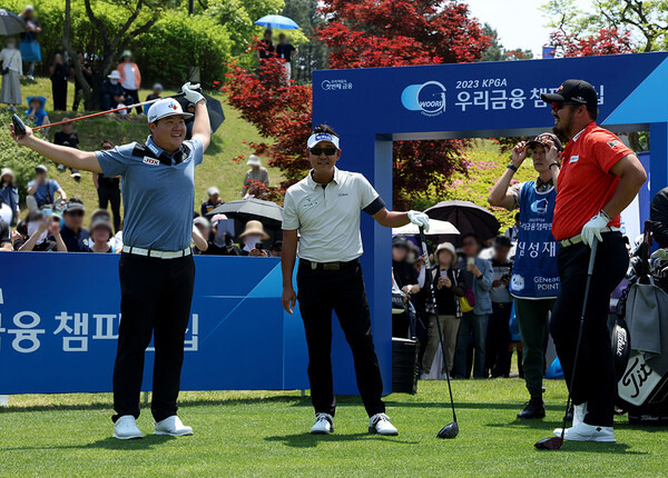 2023년 한국프로골프(KPGA) 코리안투어 우리금융 챔피언십에 출전한 임성재, 박상현, 정찬민 프로가 1라운드에서 동반 경기하는 모습이다. 사진제공=KPGA