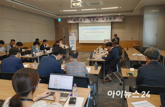 한국연금학회(회장 김원섭)가 11일 오후 서울 영등포구 여의도 전국경제인연합회 타워동3층 데이지홀에서 '퇴직연금 역할과 개혁방안'을 주제로 제1차 정책세미나를 개최했다. 박준범 퇴직연금분과위원장(전면 오른쪽)이 세미나 소개를 하고있다. [사진=정소희 기자]