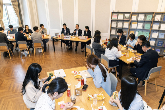 윤재옥 국민의힘 원내대표가 11일 서울 여의도 국회에서 열린 출입기자단 '브라운 백 미팅'에서 기자들의 질문에 답고 있다. [사진=뉴시스]