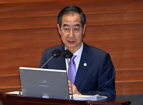 한덕수 국무총리가 5일 오후 서울 여의도 국회 본회의장에서 열린 교육·사회·문화 분야에 대한 대정부질문에서 전해철 더불어민주당 의원 질의에 답하고 있다. [사진=김성진 기자]