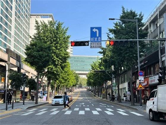 레드로드에서 와우산 기슭 홍대 서울 캠퍼스로 향하는 비탈길은 미끄럼방지 포장재를 도포하지 않았다. 문희철 기자