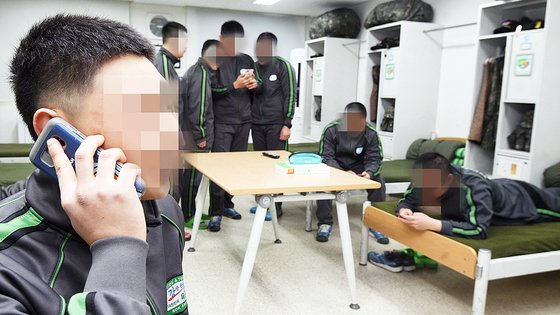 경기도 가평군 육군 수도기계화보병사단 혜산진부대 생활관에서 일과를 마친 병사들이 통화와 문자메시지 전송, 인터넷 강의 시청 등 자유롭게 휴대전화를 사용하고 있다. 국방부 사진공동취재단