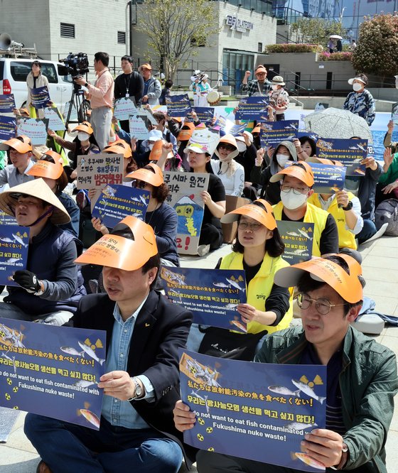 지난달 22일 지구의날을 맞아 부산역 광장에서 시민단체가 일본 정부의 후쿠시마 원전 오염수 해양 방류를 규탄하고 있다.[연합뉴스]