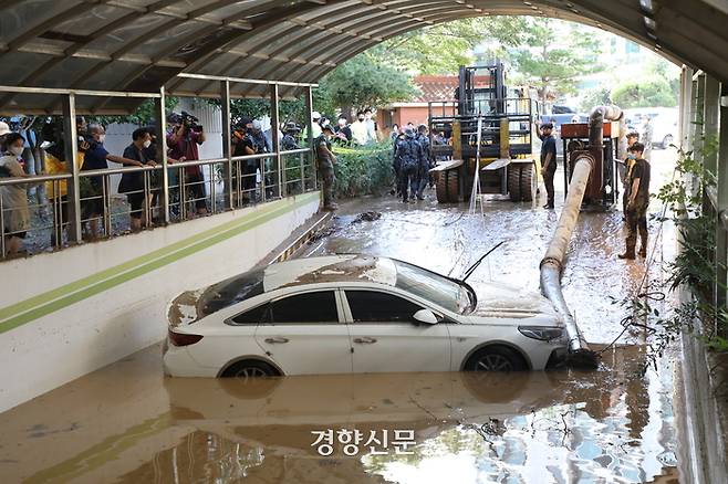 소방과 군 대원들이 지난해 9월6일 경북 포항시 남구 인덕동 한 아파트 주차장에서 구조작업과 배수 작업을 하는 모습. 권도현 기자