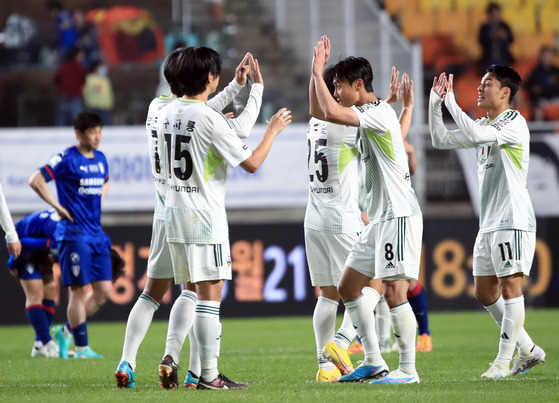 Jeonbuk Hyundai Motors players celebrate after winning a K League game against the Suwon Samsung Bluewings at Suwon World Cup Stadium in Suwon, Gyeonggi on Wednesday. [NEWS1]