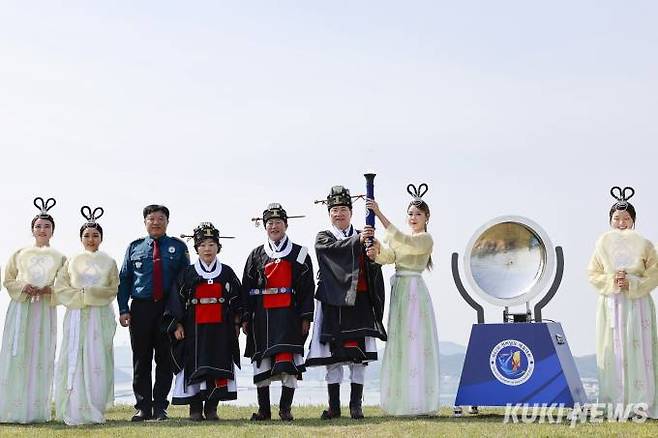 200만 전남도민이 화합하는 ‘제62회 전라남도 체육대회’의 시작을 알리는 성화가 11일 오전 9시 완도군 장도 청해진 유적지에서 채화됐다. 사진=완도군