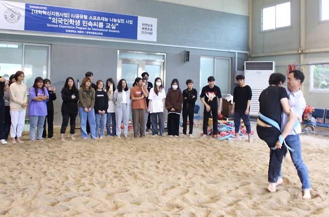 인제대 이만기 교수가 외국인 학생들에게 한국의 민속씨름 기술을 전수하고 있다