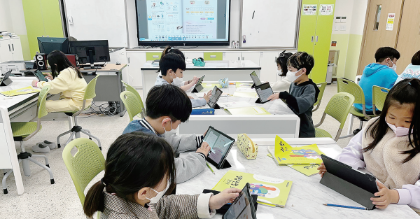 매산초 학생들이 문화다양성을 비롯해 장구와 AI 스마트교육 등을 받고 있다. 매산초등학교 제공