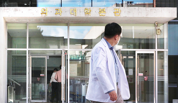 A professor passes by the main building of a medical school in Seoul. [Photo by Lee Chung-woo]