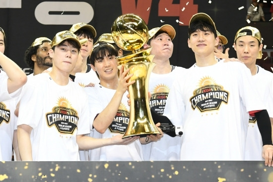 2022-23시즌 KBL 챔피언은 안양 KGC다. 그들은 이번 대회에 참가할 자격을 얻었다. 그러나 걱정이 많다. 대회 장소가 바그다드라는 것. 여전히 불안정한 지역이라는 것은 물론 이곳에 다녀올시 다른 나라, 특히 미국으로 향할 때 제약이 많아 여러모로 꺼릴 수밖에 없다. 사진=KBL 제공