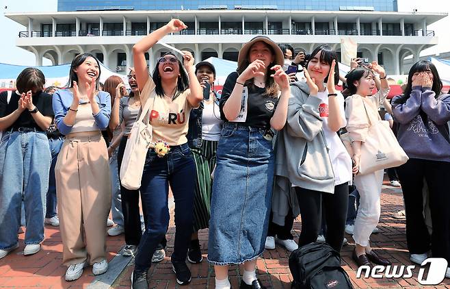 정부가 '코로나19 비상사태 종식'을 선언한 11일 오후 서울 성북구 안암동 고려대학교에서 마스크를 벗은 외국인 학생들이 '2022 외국인학생 축제'를 즐기며 환하게 웃고 있다.   윤석열 대통령은 이날 코로나19 중앙재난안전대책본부(중대본) 회의를 주재하고 "3년 4개월 만에 국민들께서 일상을 되찾으시게 돼서 기쁘게 생각한다"며 '코로나19 심각 경보'를 해제했다. /사진=뉴스1