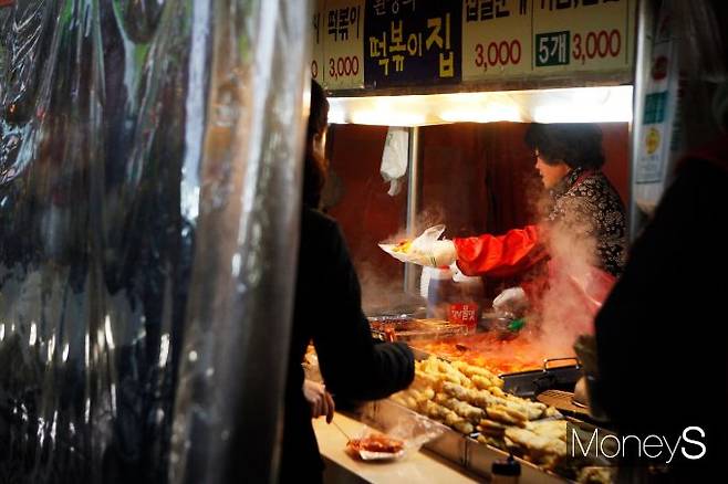 학창시절 즐겼던 맛과 분위기를 느끼기 위해 길거리 분식점을 방문하는 소비자가 증가한 가운데 이들은 프랜차이즈의 대거 등장으로 길거리 분식집이 사라질 것을 우려하고 있다. 사진은 길거리 분식집. /사진=머니S DB