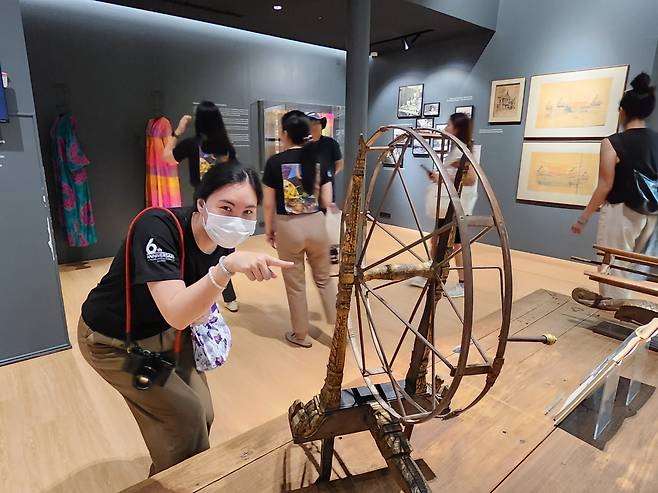 필라스 아트투어 홍보안내요원 '자자'가 자는 공주가 되면 멋진 왕자를 만난다는 동화를 떠올리며 물레에 찔리는 시늉을 하고 있다.