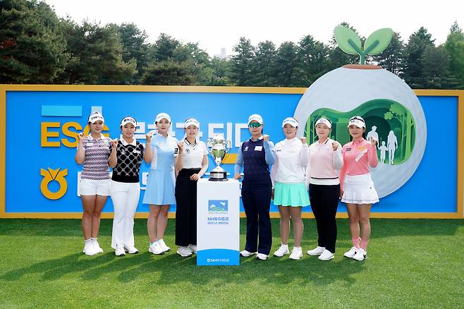 디펜딩챔피언 박민지를 비롯해 이가영, 정윤지, 김혜승, 김수지, 박현경, 이예원, 임희정이 포토콜에 참여했다.[대회 조직위 제공]