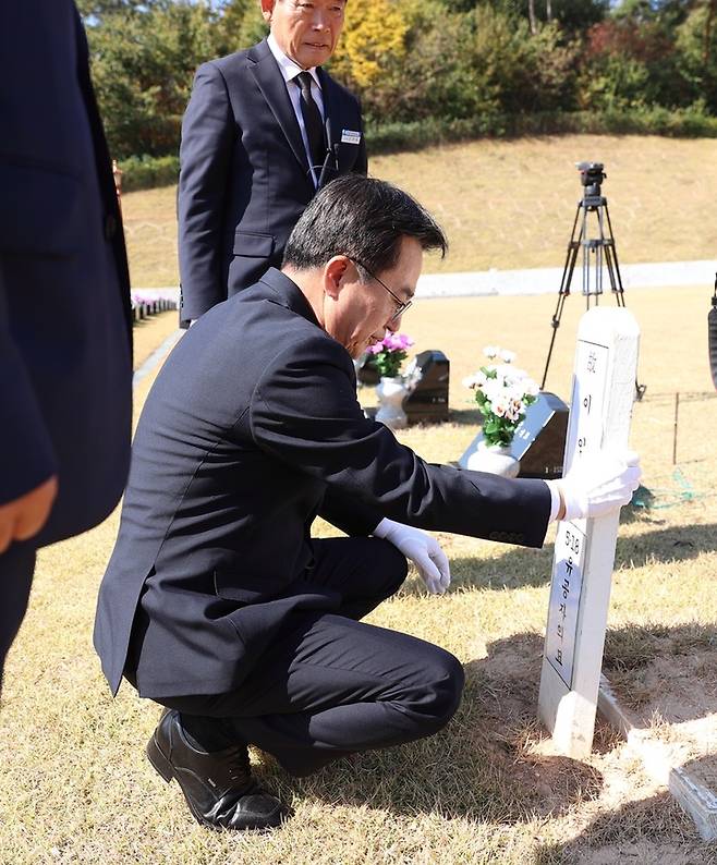 김동연 경기도지사가 지난해 10월 27일 광주광역시 북구에 위치한 국립 5·18민주묘지를 찾아 민주유공자 묘비에 참배했다. (사진=경기도 제공) *재판매 및 DB 금지