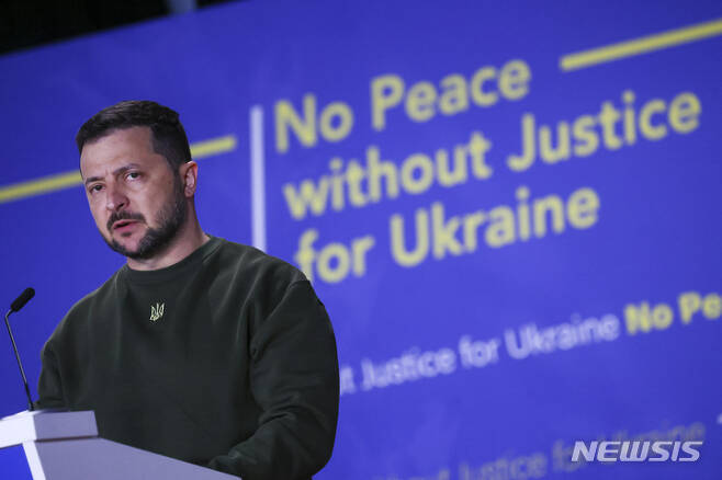[헤이그(네덜란드)=AP/뉴시스]볼로디미르 젤렌스키 우크라이나 대통령이 5월4일 네덜란드 헤이그에서 "우크라이나에 대한 정의 없이는 평화도 없다"는 제목의 연설을 하고 있다.  2023.05.04.