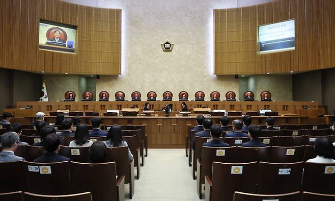 김명수 대법원장을 비롯한 대법관들이 11일 서울 서초구 대법원 대법정에서 열린 전원합의체 선고를 위해 자리에 앉아있다. 공동취재사진