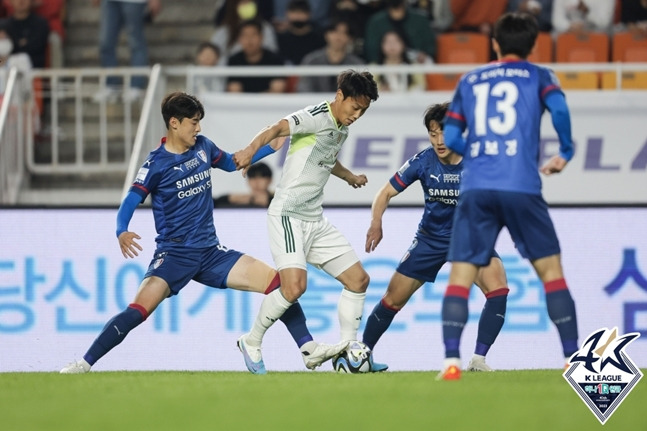 전북 현대 미드필더 백승호(가운데). /사진=한국프로축구연맹