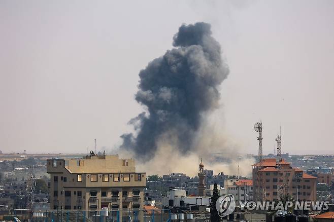 이스라엘의 공습후 검은연기가 치솟는 가자지구 [AFP 연합뉴스 자료사진. 재판매 및 DB 금지]