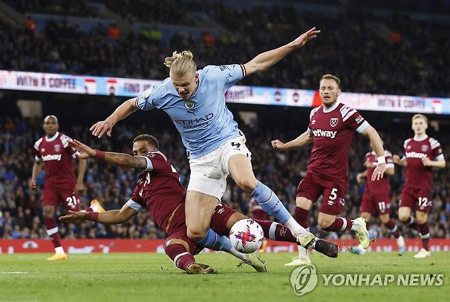 '홀란 35호골' 시즌 최다 골 신기록…맨시티, 선두 탈환 [연합뉴스 자료사진]