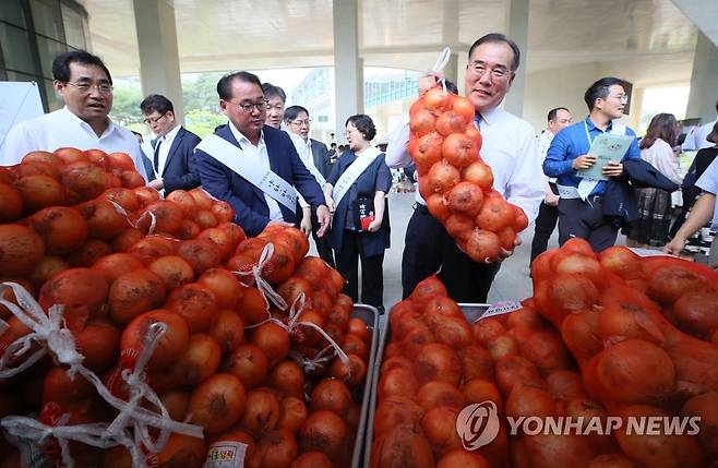 양파 시세 점검하는 이개호 [연합뉴스 자료]