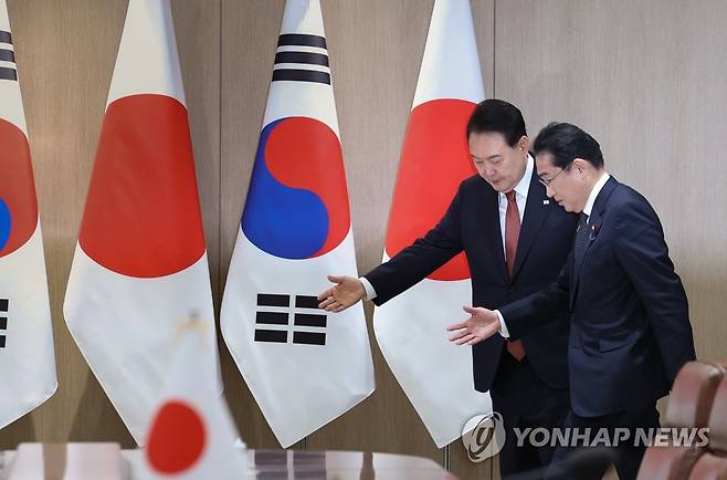 정상회담 입장하는 한일 정상 (서울=연합뉴스) 임헌정 기자 = 윤석열 대통령과 기시다 후미오 일본 총리가 7일 서울 용산 대통령실 청사에서 열린 한일 정상 확대 회담에 입장하고 있다. 2023.5.7 kane@yna.co.kr