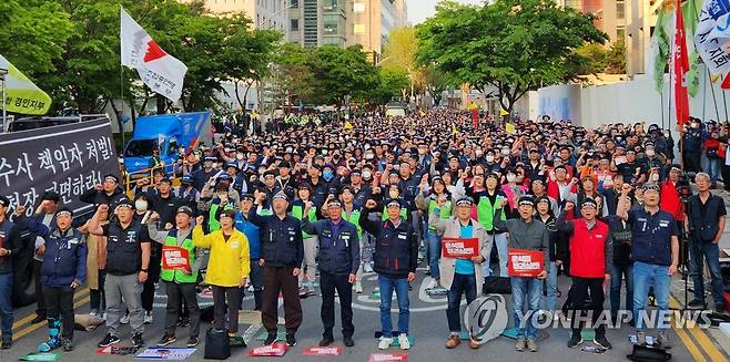 "건설노조 탄압 중단하라" (인천=연합뉴스) 김상연 기자 = 11일 오후 인천시 남동구 인천경찰청 앞에서 전국민주노동조합총연맹 인천본부가 결의대회를 열고 정부 규탄과 함께 노조 탄압 중단을 촉구하고 있다. 2023.5.11 goodluck@yna.co.kr