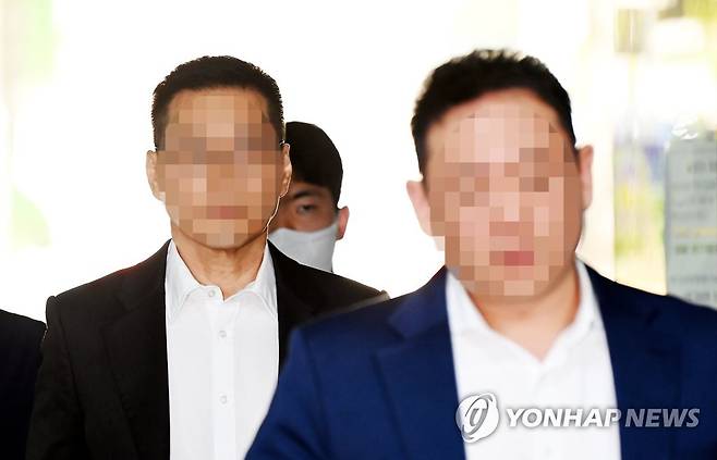 영장심사 출석하는 이화그룹 경영진 (서울=연합뉴스) 서대연 기자 = 특정경제범죄 가중처벌에 관한 법률 위반(횡령·배임·재산국외도피) 등 혐의를 받는 이화그룹 김영준 회장(왼쪽)과 김성규 총괄사장이 11일 서울 서초구 서울중앙지방법원에 영장실질심사를 받기 위해 출석하고 있다. 2023.5.11 [공동취재] dwise@yna.co.kr