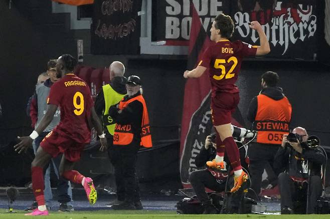 AS로마의 에도아르도 보베가 유럽축구연맹(UEFA) 유로파리그 4강 1차전에서 골을 터뜨린 뒤 기뻐하고 있다, 사진=AP PHOTO