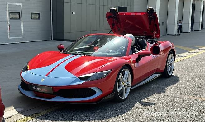 톱을 열고 있는 페라리 296 GTS 아세토 피오라노