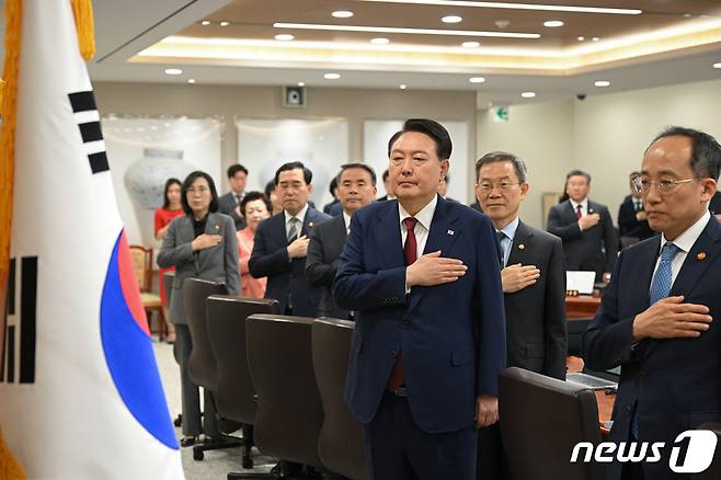 윤석열 대통령이 9일 오전 용산 대통령실 청사에서 열린 제19회 국무회의에서 국민의레를 하고 있다. (대통령실 제공) 2023.5.9/뉴스1 ⓒ News1 오대일 기자