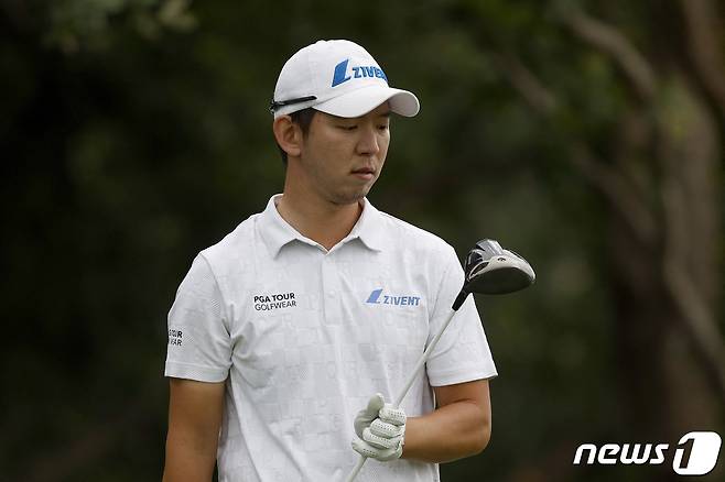 노승열이 12일 열린 PGA AT&T 바이런넬슨 첫날 14번홀 티샷 후 드라이버를 살펴보고 있다. ⓒ AFP=뉴스1