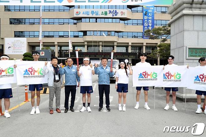 전북 정읍시는 12일 정읍시청 광장에서 '2023 아시아태평양 마스터스 대회' 성화봉송행사를 개최했다.(정읍시 제공)2023.5.12/뉴스1