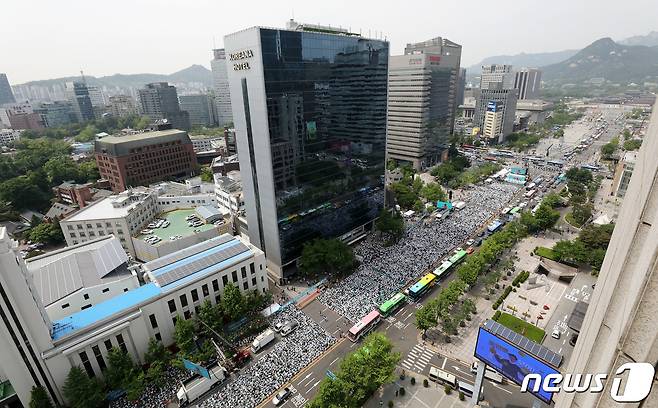 대한간호협회 간호사들이 12일 오후 서울 동화면세점 앞 세종대로에서 국제간호사의 날 기념 집회를 갖고 간호법 제정을 촉구하고 있다. 2023.5.12/뉴스1 ⓒ News1 박세연 기자