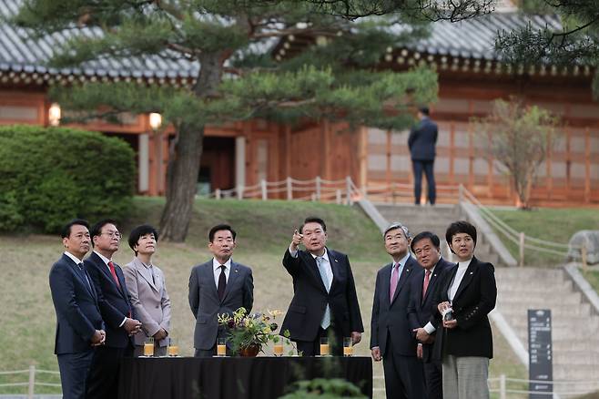 윤석열 대통령이 12일 청와대 상춘재에서 열린 국회의장단 초청 만찬에서 김진표 국회의장을 비롯한 참석자들과 대화하고 있다. /대통령실