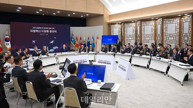 윤석열 대통령이 11일 서울 용산 대통령실 청사에서 열린 대통령 직속 국방혁신위원회 출범식에서 발언을 마친 뒤 박수 받고 있다. ⓒ대통령실/뉴시스