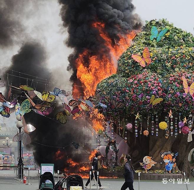 12일 오전 용인 에버랜드 놀이 기구 매직 트리 인근에서 화재가 발생해 검은 연기가 하늘 위로 치솟고 있다. 사진=김건희 씨 제공
