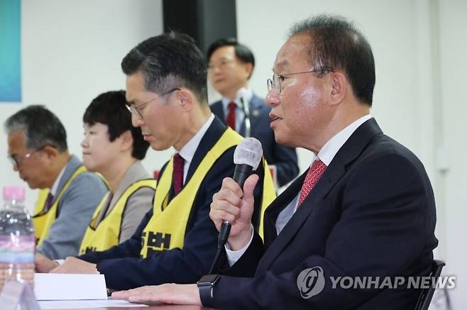 국민의힘 윤재옥 원내대표가 10일 오후 서울 용산구 대한간호조무사협회에서 열린 보건복지의료연대 간담회에서 인사말하고 있다. 사진=연합뉴스