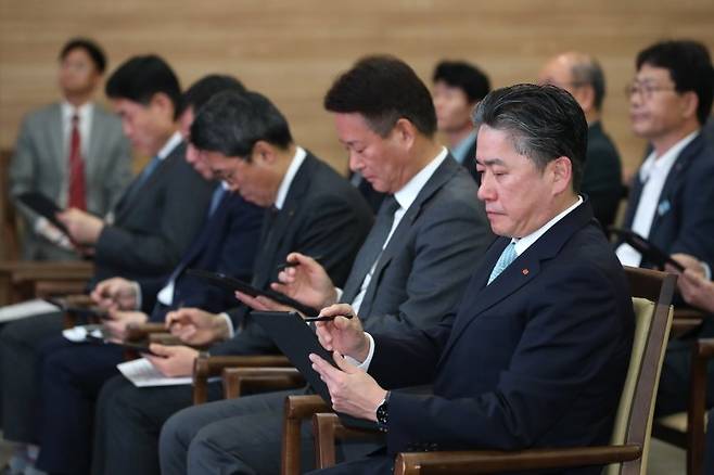 12일 오전 전남 나주시 빛가람동 한국전력공사 비전홀에서 정승일 사장(오른쪽 앞)과 임원들이 '비상경영 및 경영혁신 실천 다짐 선언문'에 서명하고 있다. 한전은 전기요금 인상안을 위한 적자난 해소 자구책 발표를 앞두고 이날 비상경영 및 경영혁신 실천 다짐대회를 열었다./사진=연합뉴스