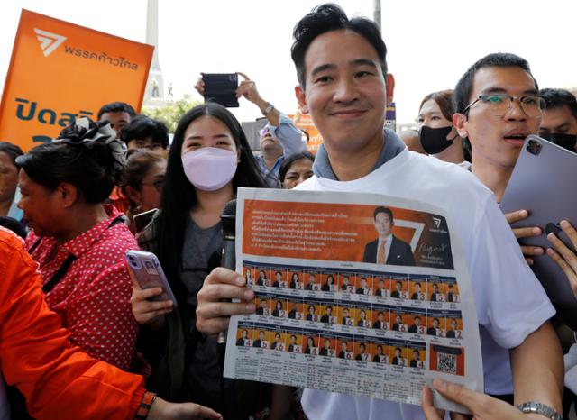 태국 전진당의 총리 후보인 피타 림짜른랏(맨 앞) 대표가 4일 방콕 유세 현장에서 선거 홍보물을 들고 지지자들과 사진을 찍고 있다. 방콕=EPA 연합뉴스