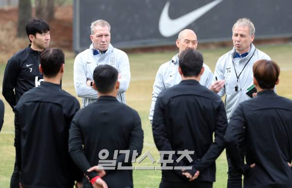 클린스만 감독이 22일 오전 경기도 파주트레이닝센터(NFC)에서 진행한 대표팀 훈련에 앞서 선수단과 미팅을 하고 있다. 대표팀은 이날 오전 훈련 이후 클린스만 감독의 데뷔전을 치르는 울산으로 이동한다. 파주=김민규 기자 mgkim1@edaily.co.kr /2023.03.22/