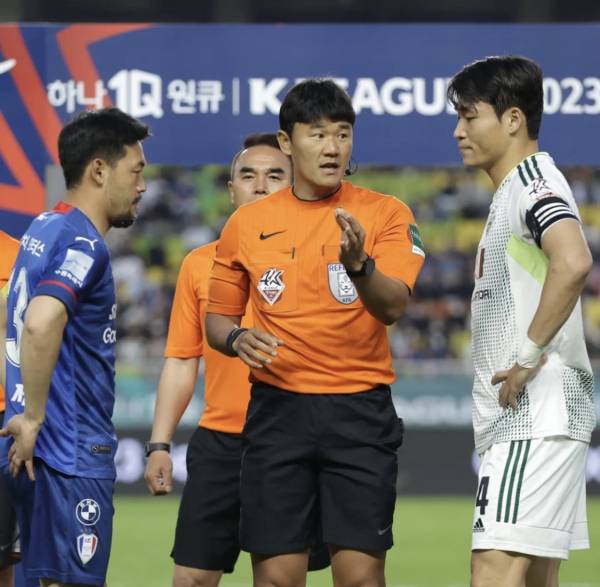지난 10일 수원 삼성과 전북 현대의 경기 주심을 맡은 정동식 심판.(사진=정동식 SNS)