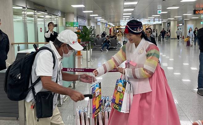 오늘(12일) 제주국제공항에서 진행된 일본인 관광객 맞이 환영행사 (제주관광공사 제공)