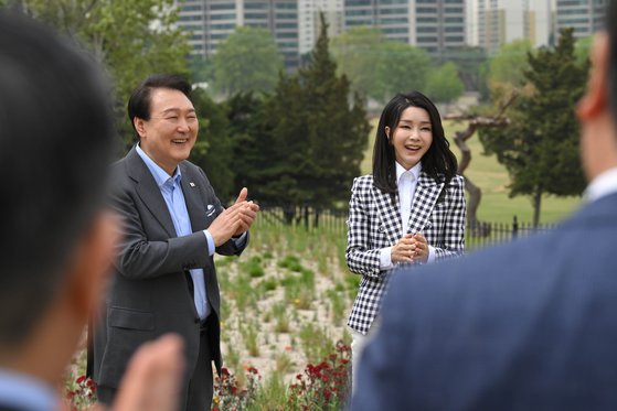 윤석열 대통령이 4일 오전 용산 어린이정원 개방을 기념해 김건희 여사와 함께 기념식수를 한 뒤 박수 치고 있다. [사진제공=대통령실]