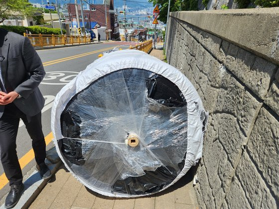 지난달 28일 오전 부산 영도구 한 초등학교 등굣길에 1.5t짜리 원통형 화물이 굴러와 초등학생 1명이 숨지고, 다른 초등생 2명과 어른 등 3명이 다치는 사고가 발생했다. 사진은 등굣길로 굴러온 화물 모습. 연합뉴스