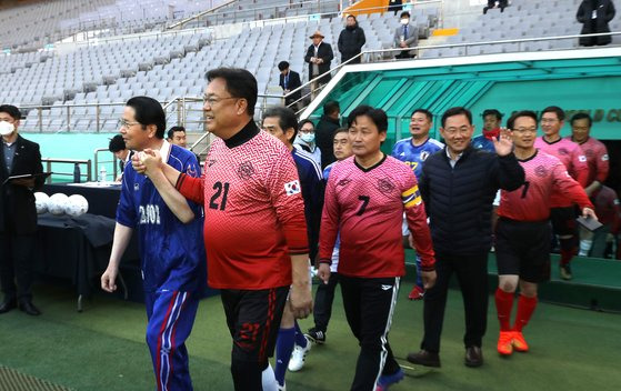 정진석(국민의힘) 국회의원 축구연맹 회장과 에토 세이시로 일한의원축구연맹 회장 등 양국 의원 선수들이 지난해 11월 26일 오후 서울 마포구 상암동 서울월드컵경기장에서 열린 제12회 한·일 국회의원 축구대회에서 경기장으로 입장하고 있다. 뉴시스